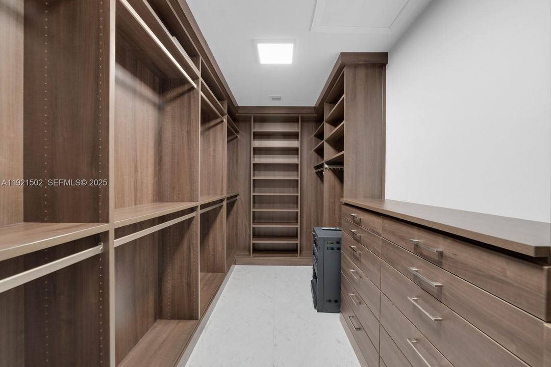 For Sale: $11,990,000 (7 beds, 7 baths, 10000 Square Feet)