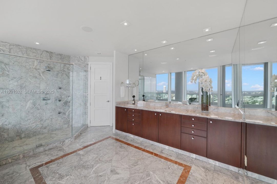 For Sale: $11,990,000 (7 beds, 7 baths, 10000 Square Feet)