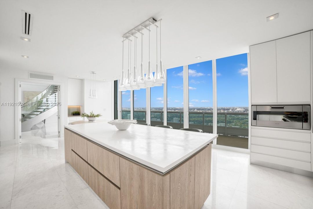 For Sale: $11,990,000 (7 beds, 7 baths, 10000 Square Feet)