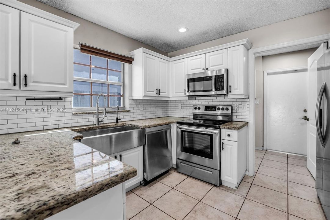 На продажу: $610,000 (3 спален, 2 ванн, 1707 Квадратных фут)