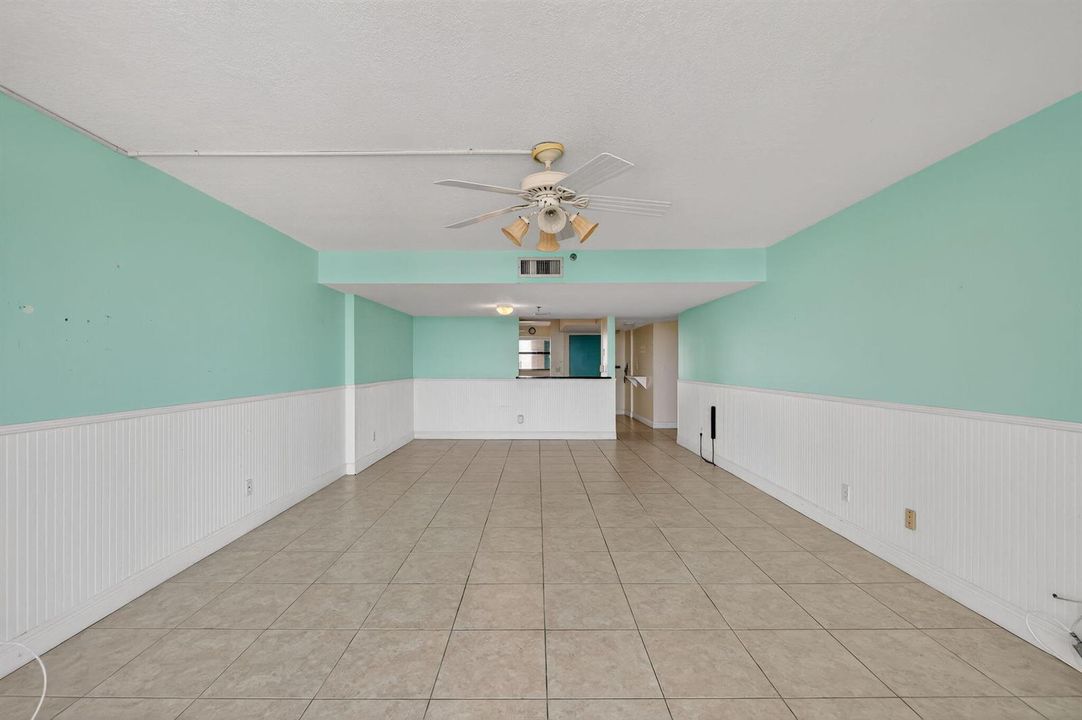 LARGE LIVING ROOM