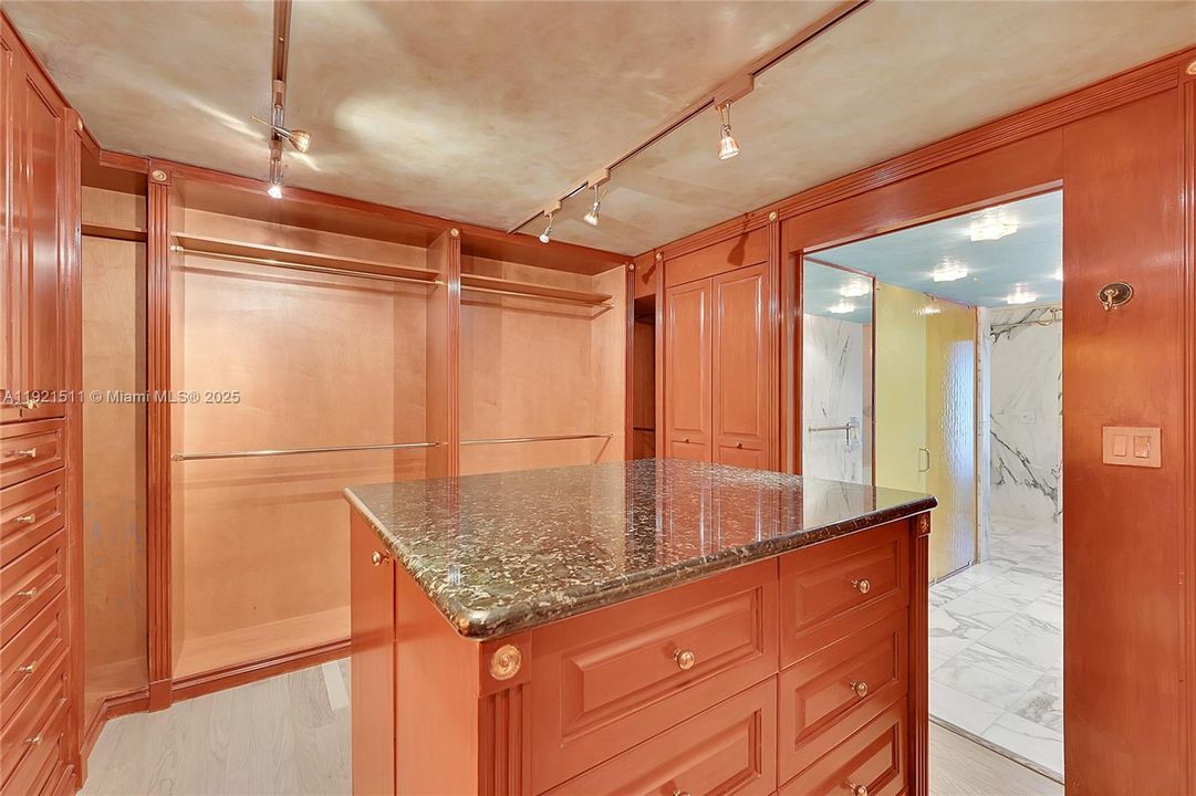 For Sale: $1,599,000 (2 beds, 2 baths, 3305 Square Feet)