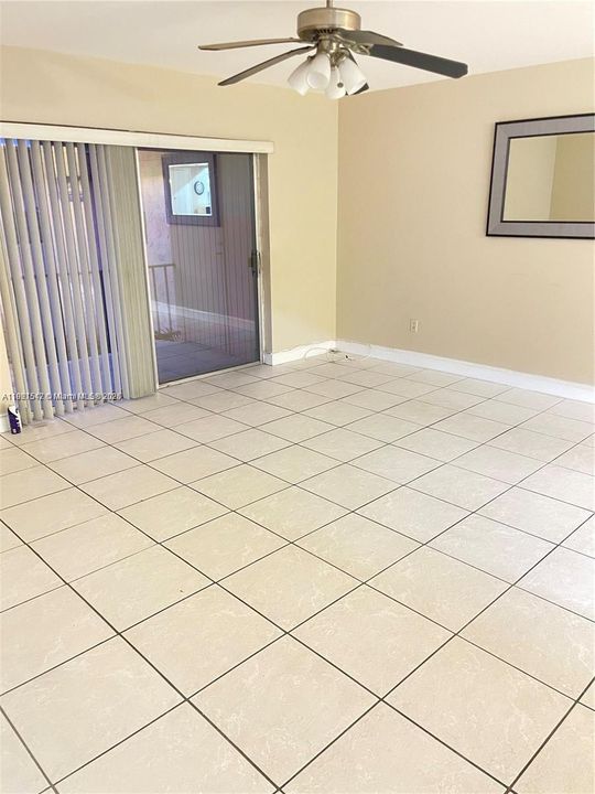 出租: $2,000 (2 贝兹, 2 浴室, 954 平方英尺)