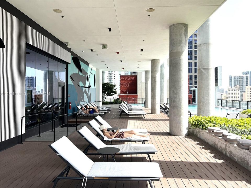 For Sale: $665,000 (1 beds, 1 baths, 560 Square Feet)