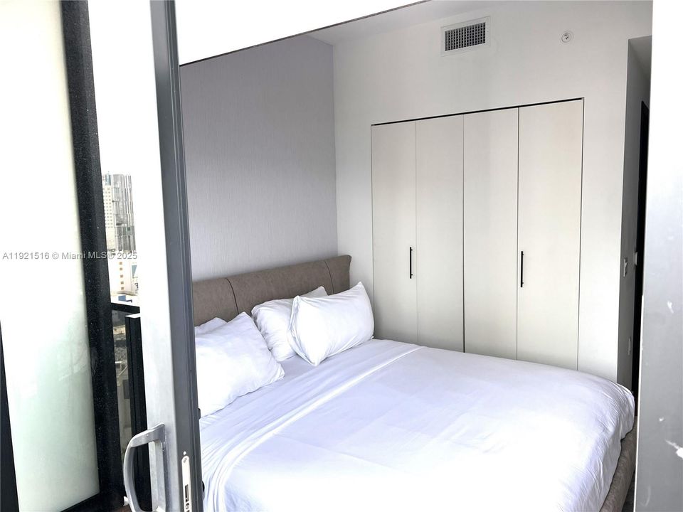 For Sale: $665,000 (1 beds, 1 baths, 560 Square Feet)