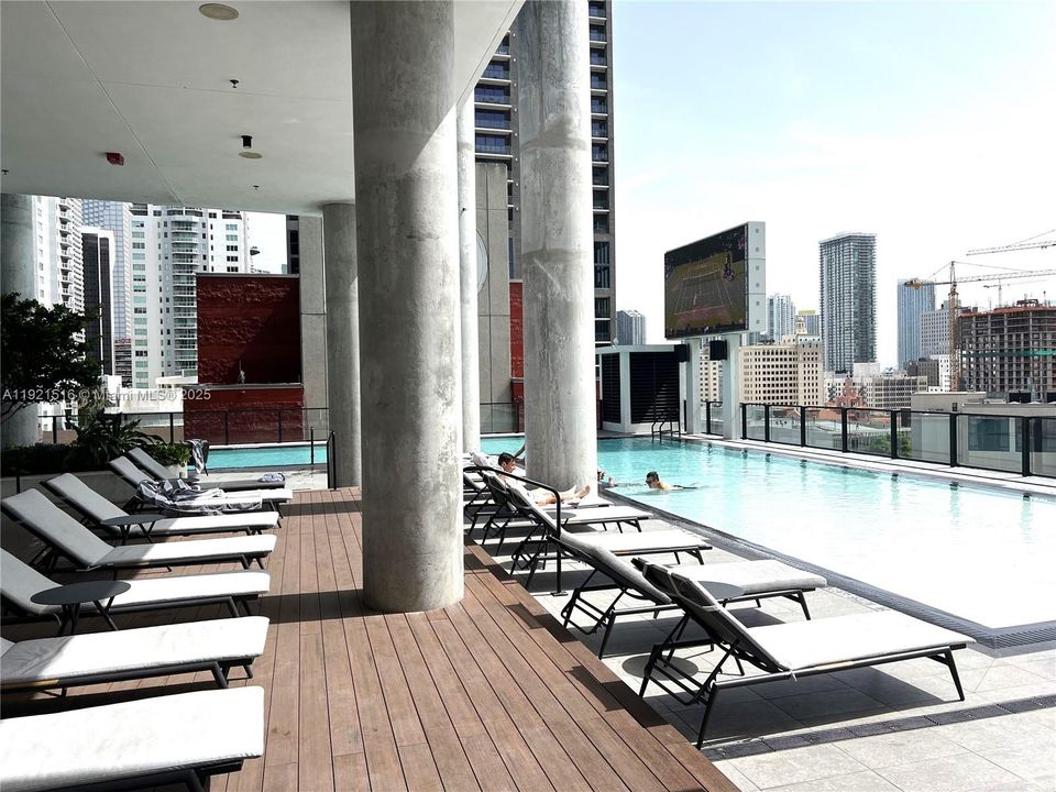 For Sale: $665,000 (1 beds, 1 baths, 560 Square Feet)