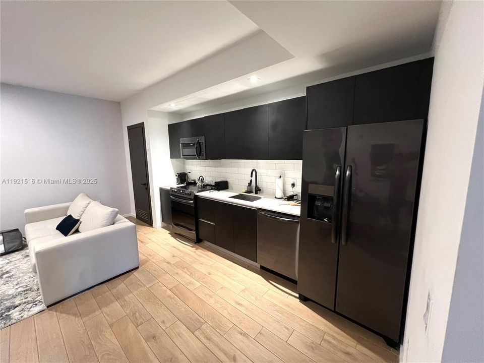 For Sale: $665,000 (1 beds, 1 baths, 560 Square Feet)