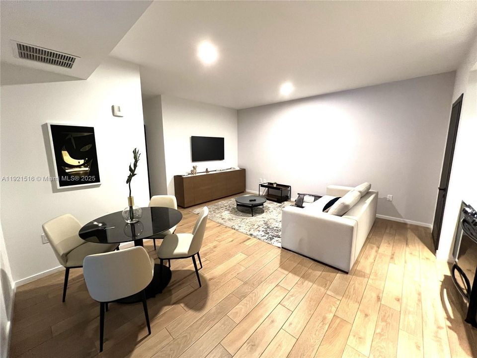 For Sale: $665,000 (1 beds, 1 baths, 560 Square Feet)