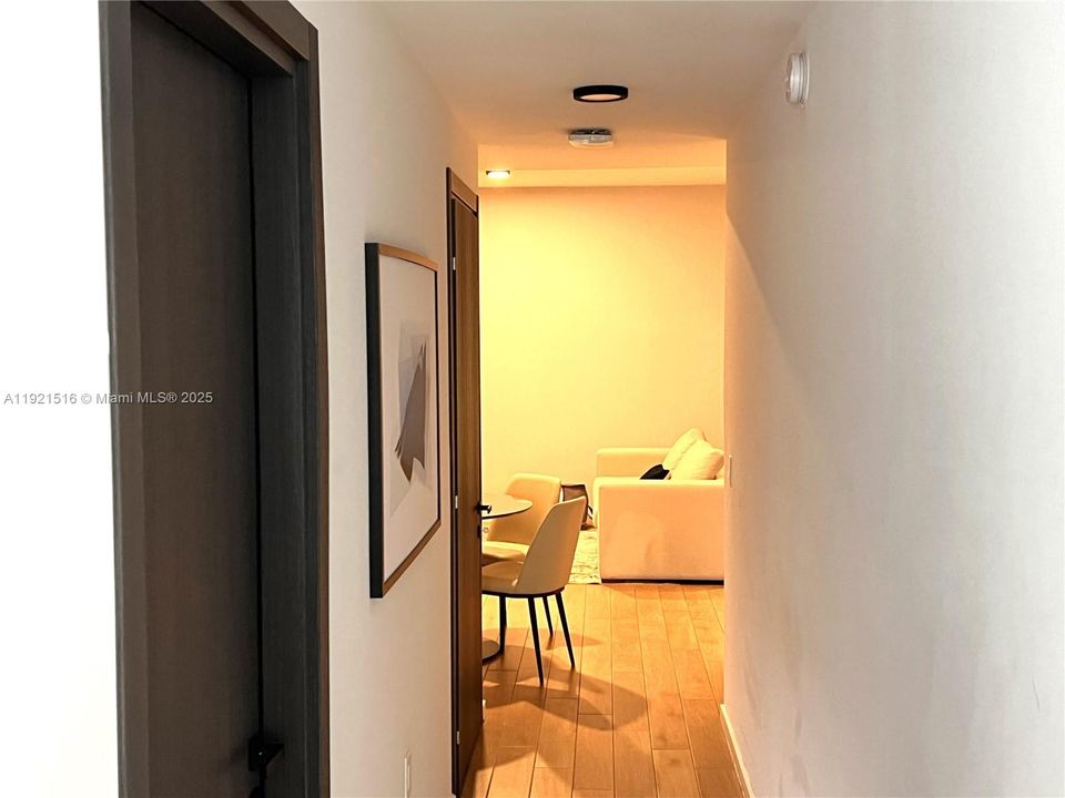 For Sale: $665,000 (1 beds, 1 baths, 560 Square Feet)