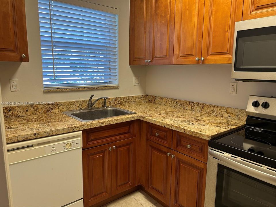 合同活跃: $2,000 (1 贝兹, 1 浴室, 665 平方英尺)