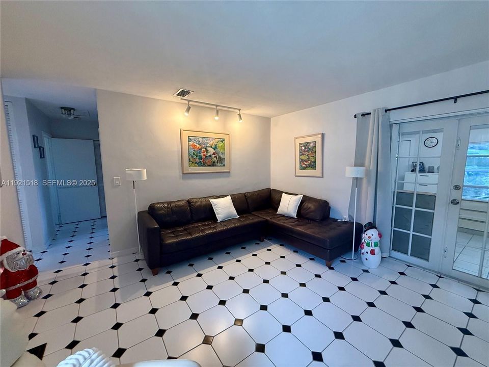 For Sale: $650,000 (3 beds, 1 baths, 1201 Square Feet)