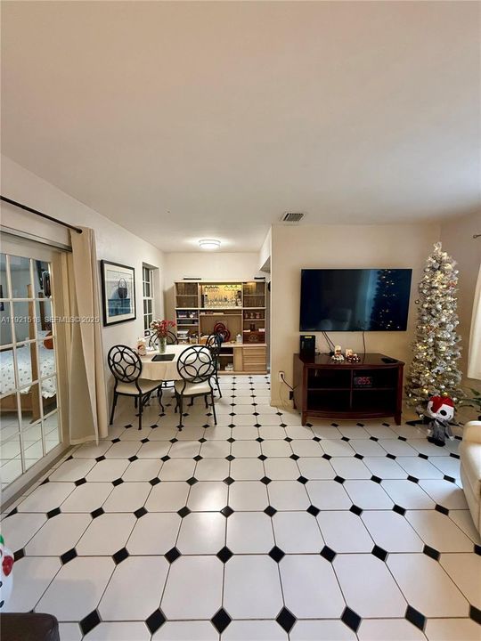 For Sale: $650,000 (3 beds, 1 baths, 1201 Square Feet)