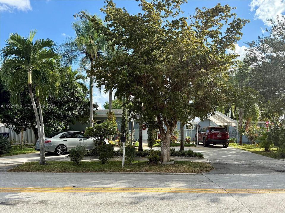 For Sale: $650,000 (3 beds, 1 baths, 1201 Square Feet)