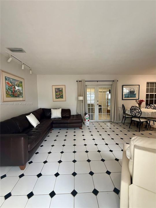 For Sale: $650,000 (3 beds, 1 baths, 1201 Square Feet)