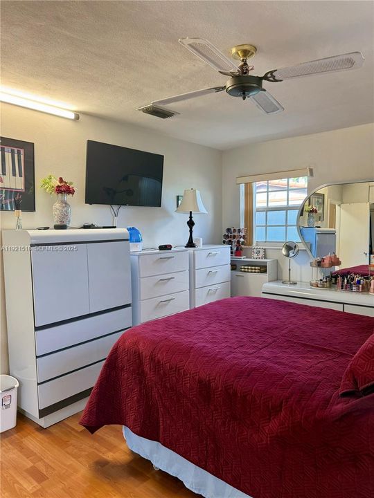 For Sale: $650,000 (3 beds, 1 baths, 1201 Square Feet)