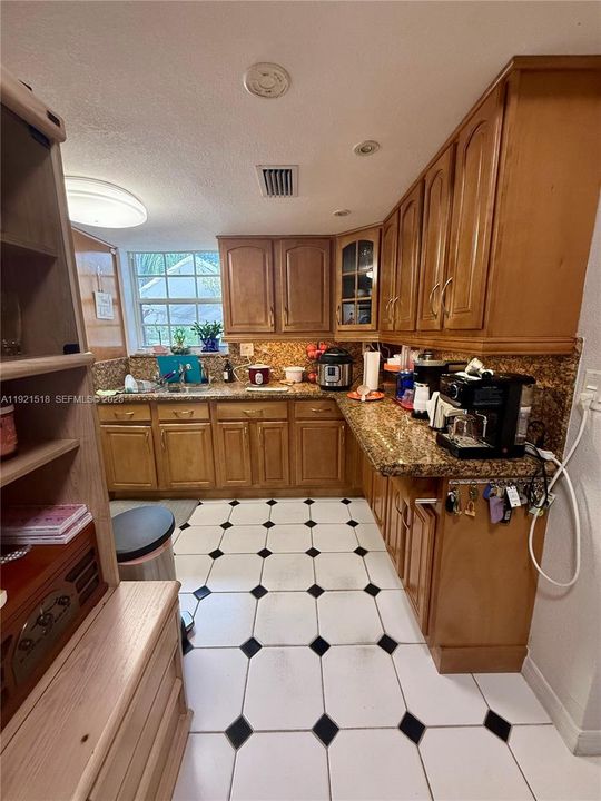 For Sale: $650,000 (3 beds, 1 baths, 1201 Square Feet)