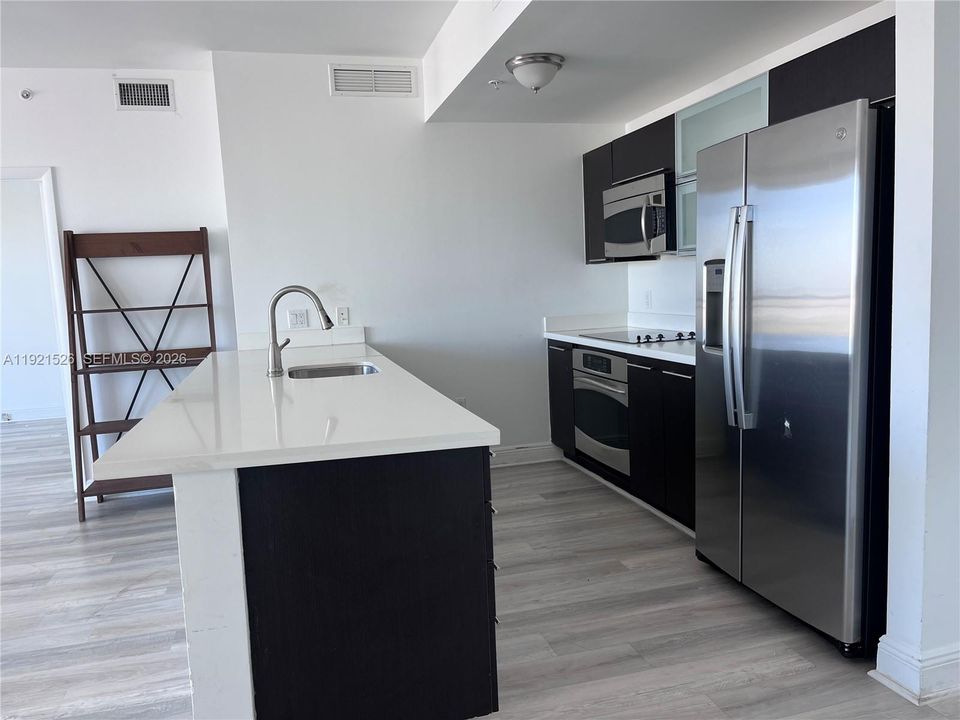 出租: $3,700 (2 贝兹, 2 浴室, 1079 平方英尺)