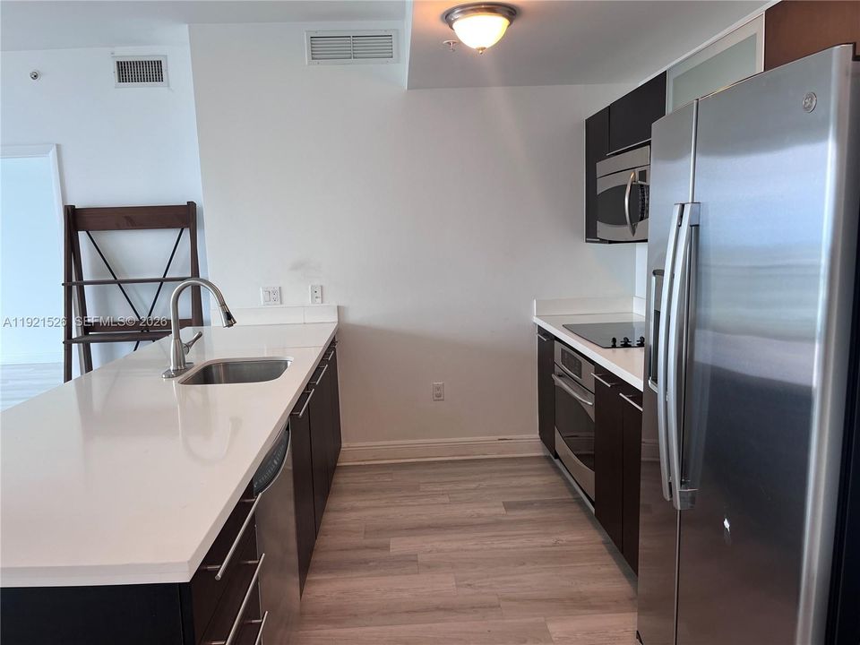 出租: $3,700 (2 贝兹, 2 浴室, 1079 平方英尺)