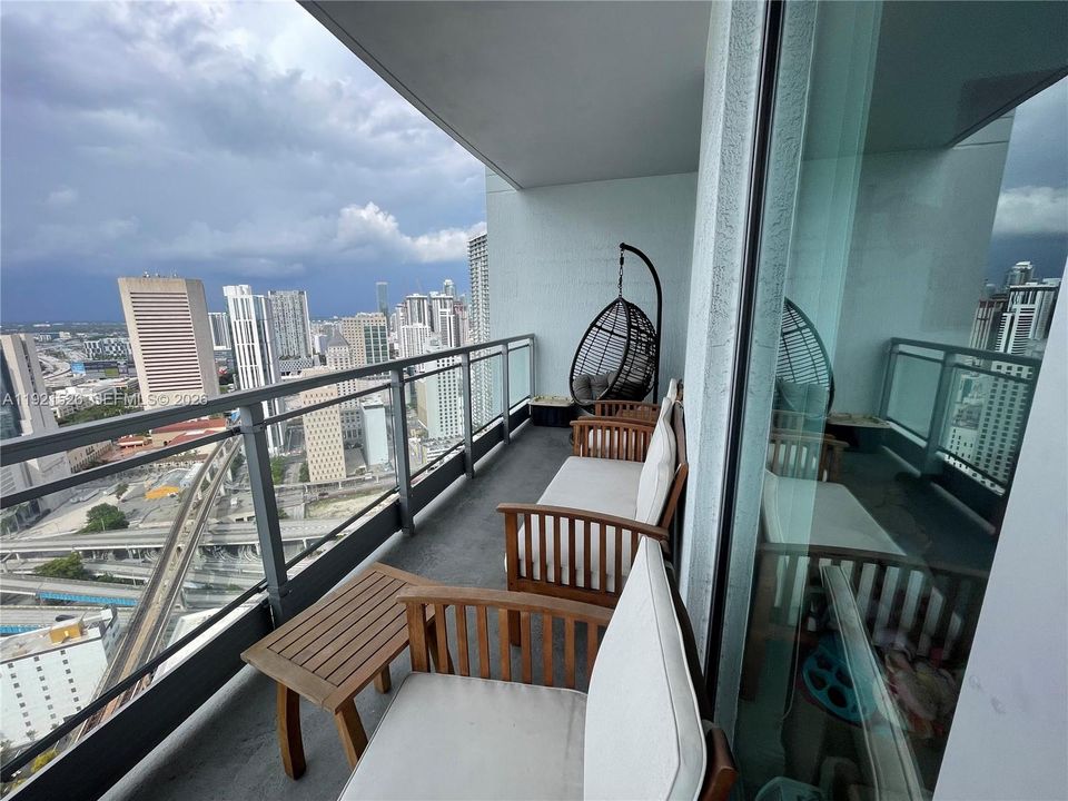 出租: $3,700 (2 贝兹, 2 浴室, 1079 平方英尺)