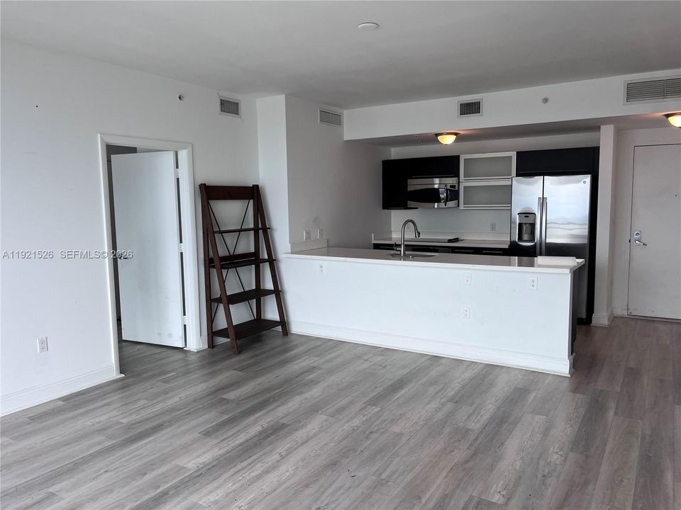 出租: $3,700 (2 贝兹, 2 浴室, 1079 平方英尺)