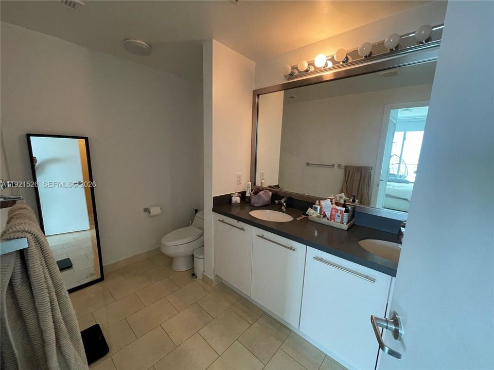 出租: $3,700 (2 贝兹, 2 浴室, 1079 平方英尺)