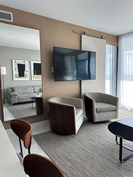 出租: $6,000 (1 贝兹, 1 浴室, 959 平方英尺)