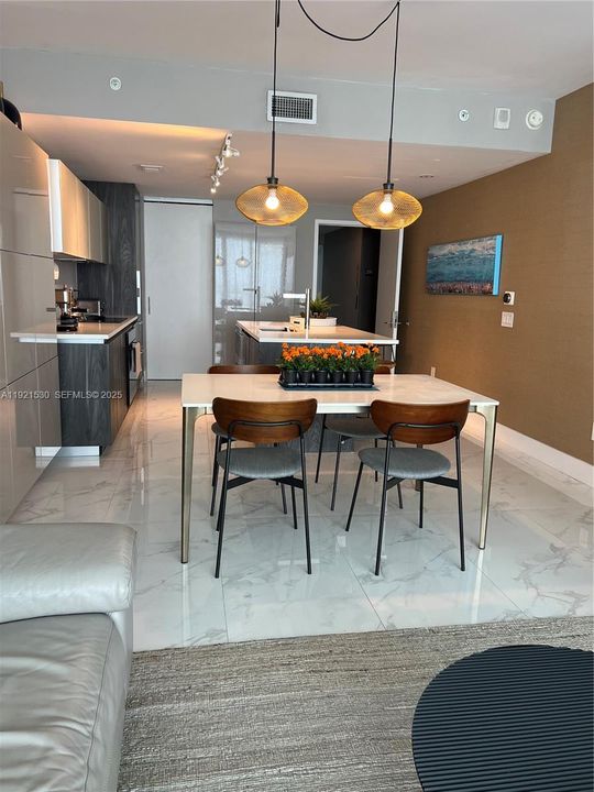 出租: $6,000 (1 贝兹, 1 浴室, 959 平方英尺)