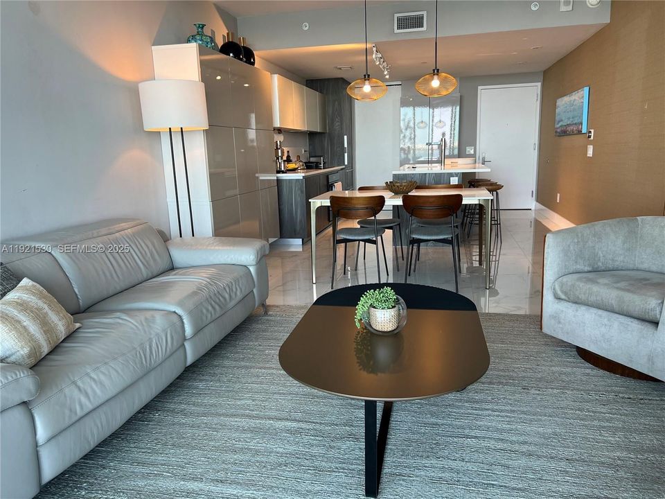 出租: $6,000 (1 贝兹, 1 浴室, 959 平方英尺)