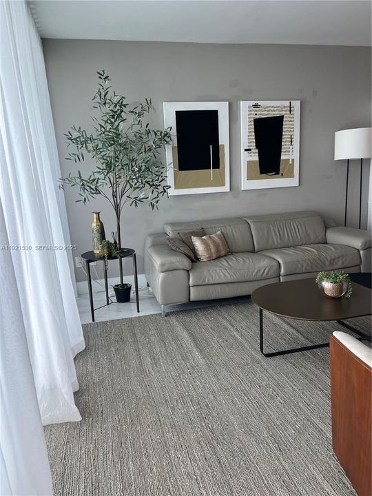 出租: $6,000 (1 贝兹, 1 浴室, 959 平方英尺)