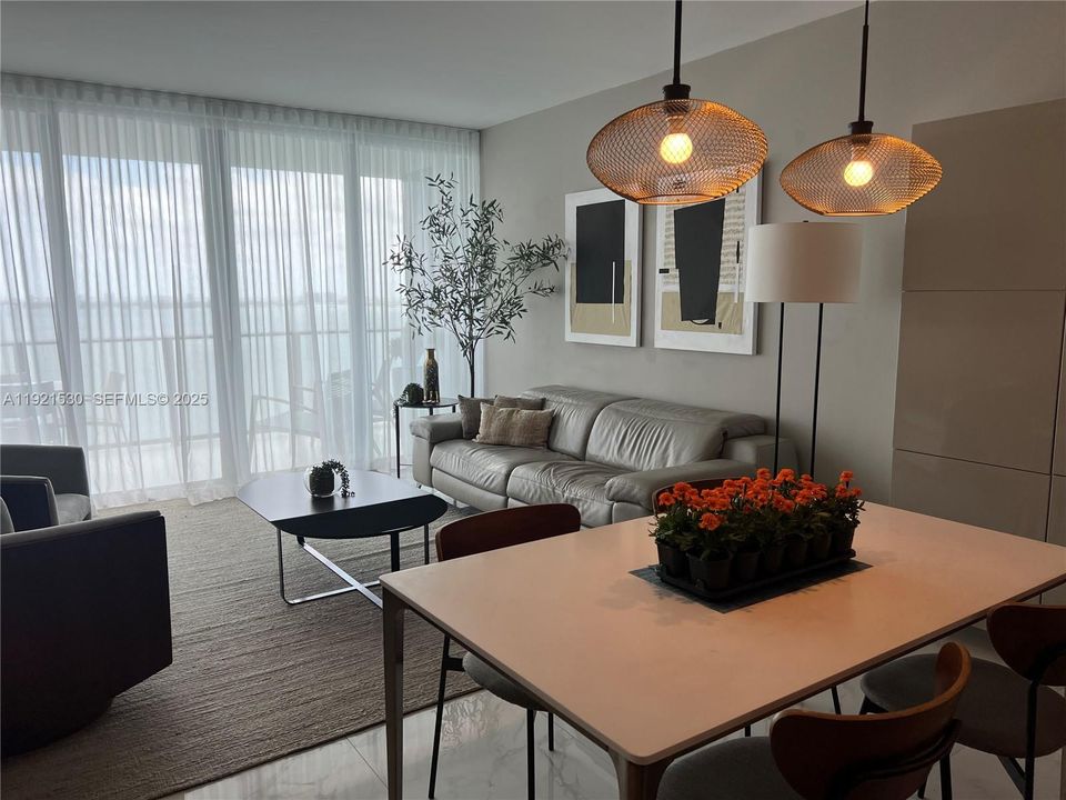 出租: $6,000 (1 贝兹, 1 浴室, 959 平方英尺)