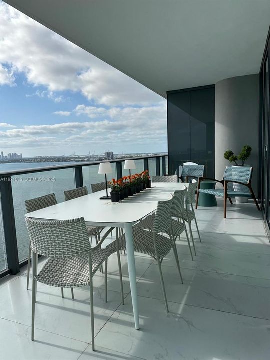 出租: $6,000 (1 贝兹, 1 浴室, 959 平方英尺)