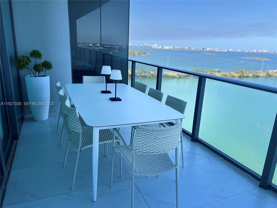 出租: $6,000 (1 贝兹, 1 浴室, 959 平方英尺)