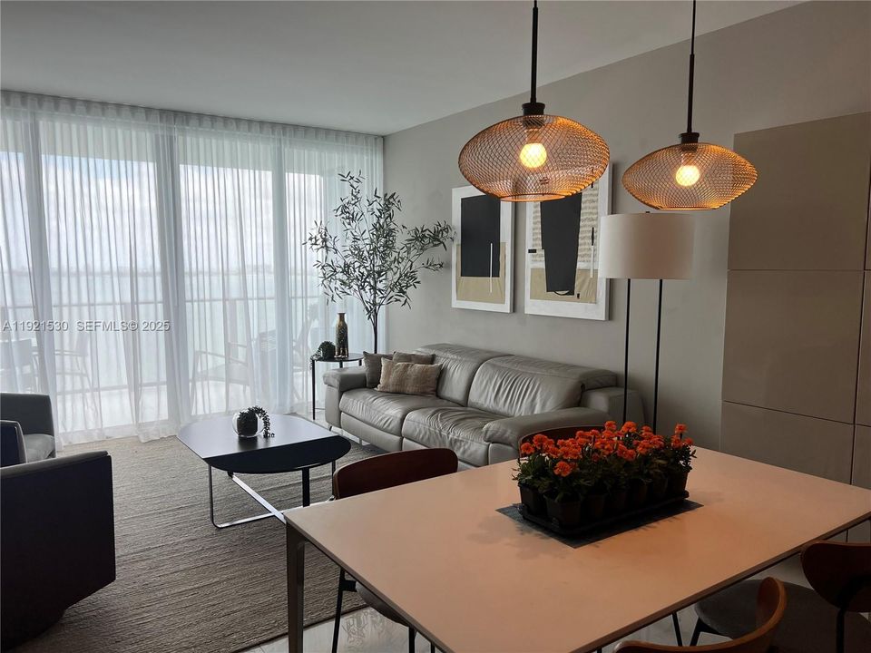 出租: $6,000 (1 贝兹, 1 浴室, 959 平方英尺)