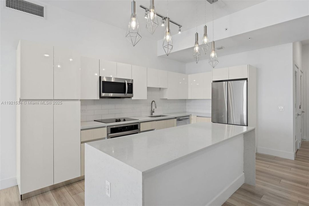 For Sale: $1,173,000 (2 beds, 2 baths, 1297 Square Feet)