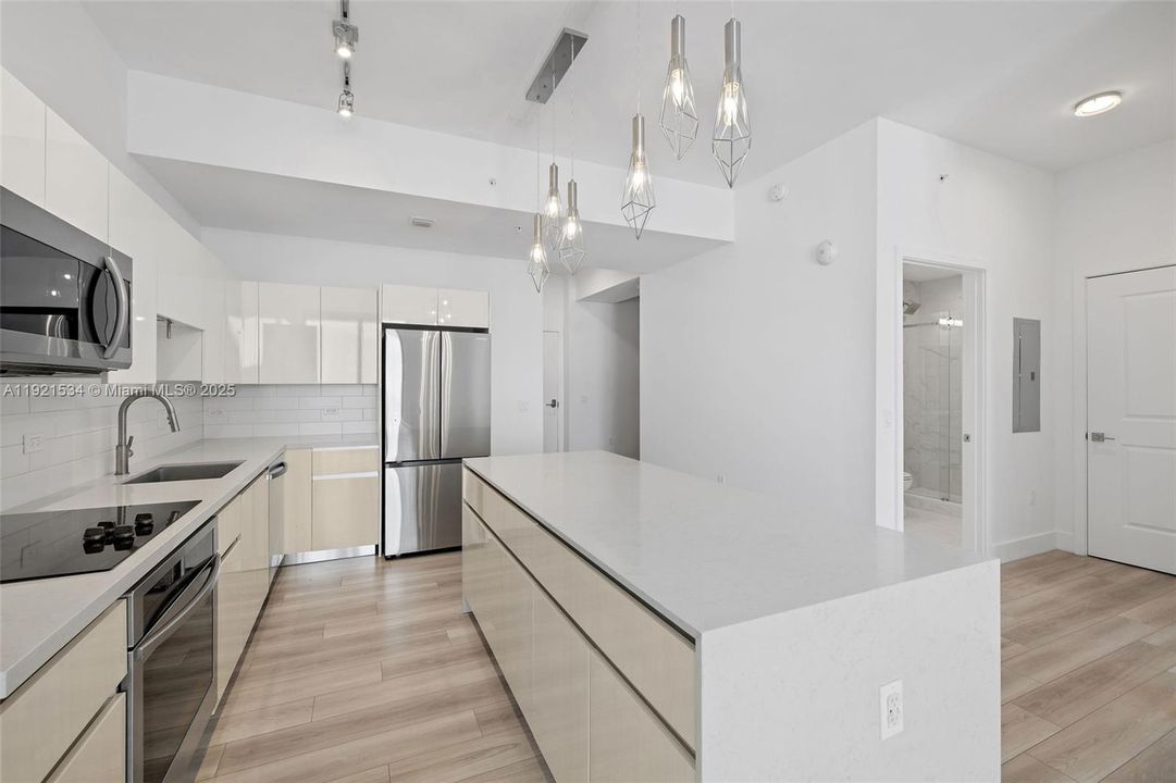 For Sale: $1,173,000 (2 beds, 2 baths, 1297 Square Feet)