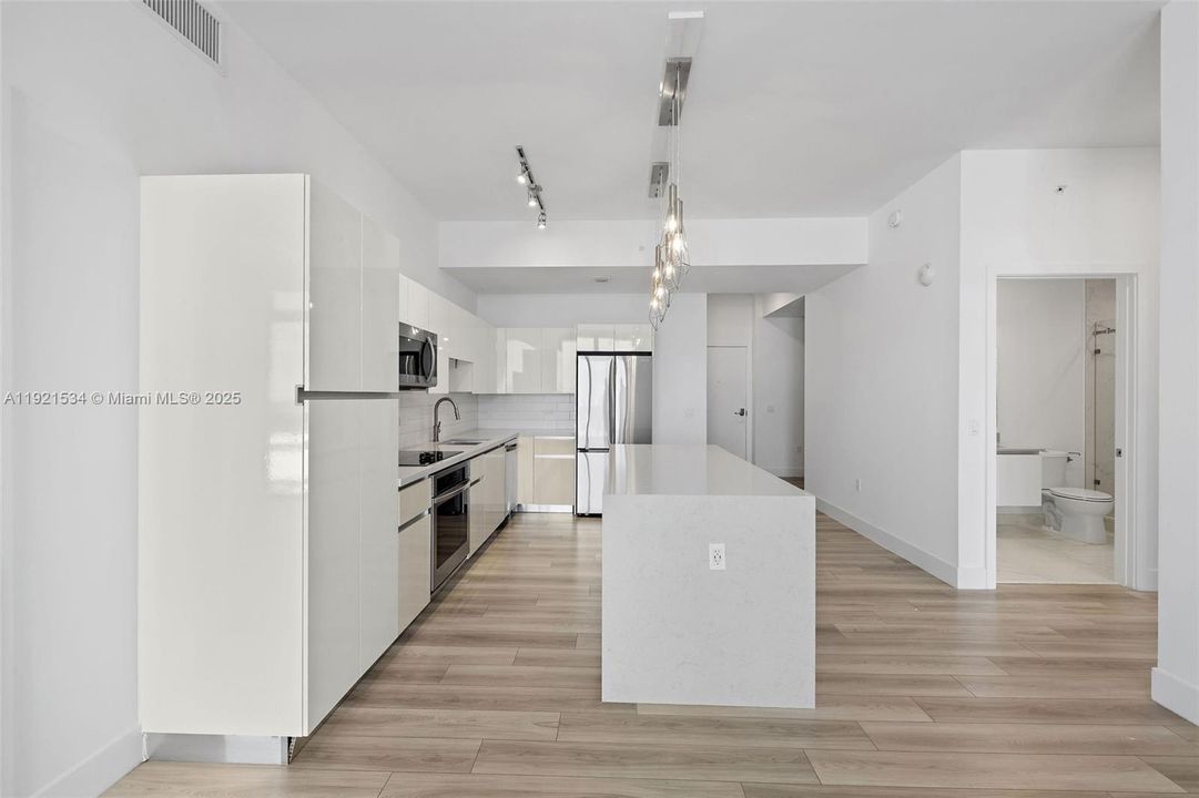 For Sale: $1,173,000 (2 beds, 2 baths, 1297 Square Feet)