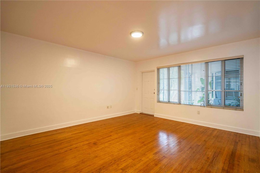 Active With Contract: $2,000 (0 beds, 1 baths, 550 Square Feet)