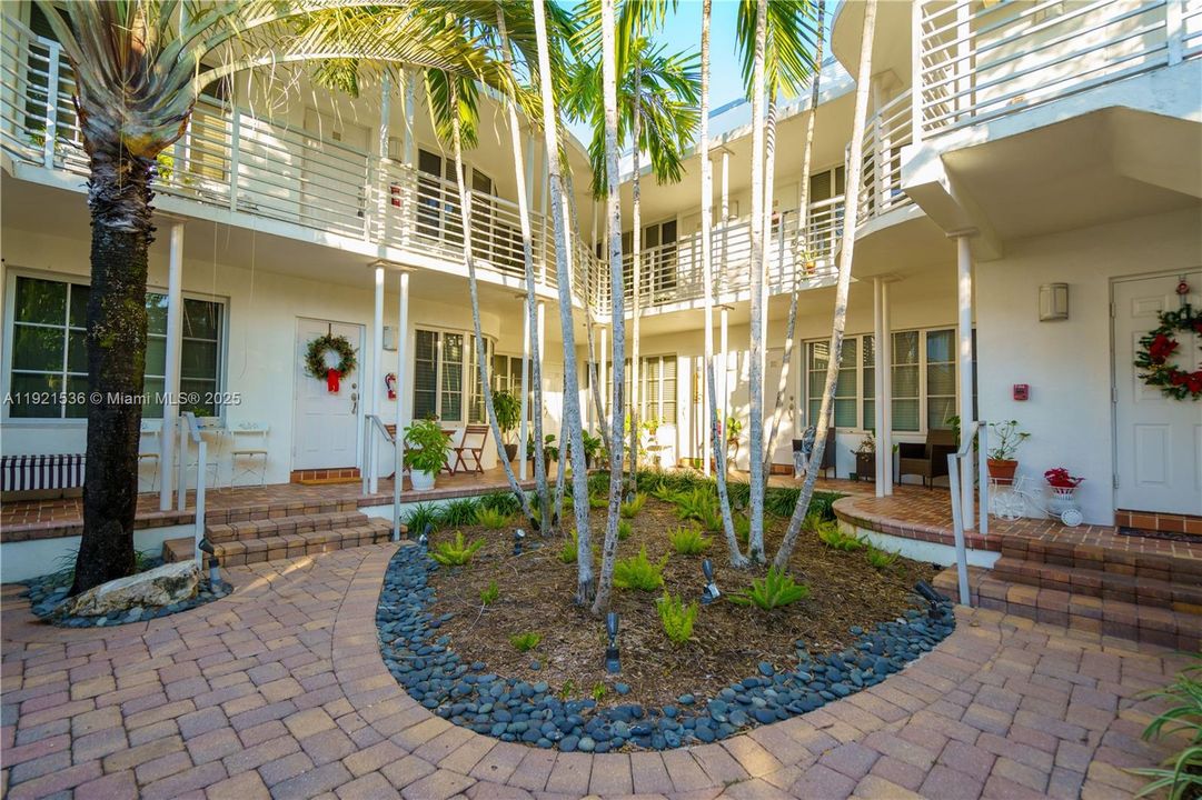 Active With Contract: $2,000 (0 beds, 1 baths, 550 Square Feet)