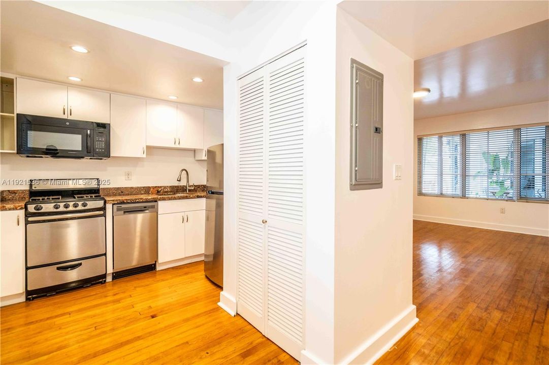 Active With Contract: $2,000 (0 beds, 1 baths, 550 Square Feet)