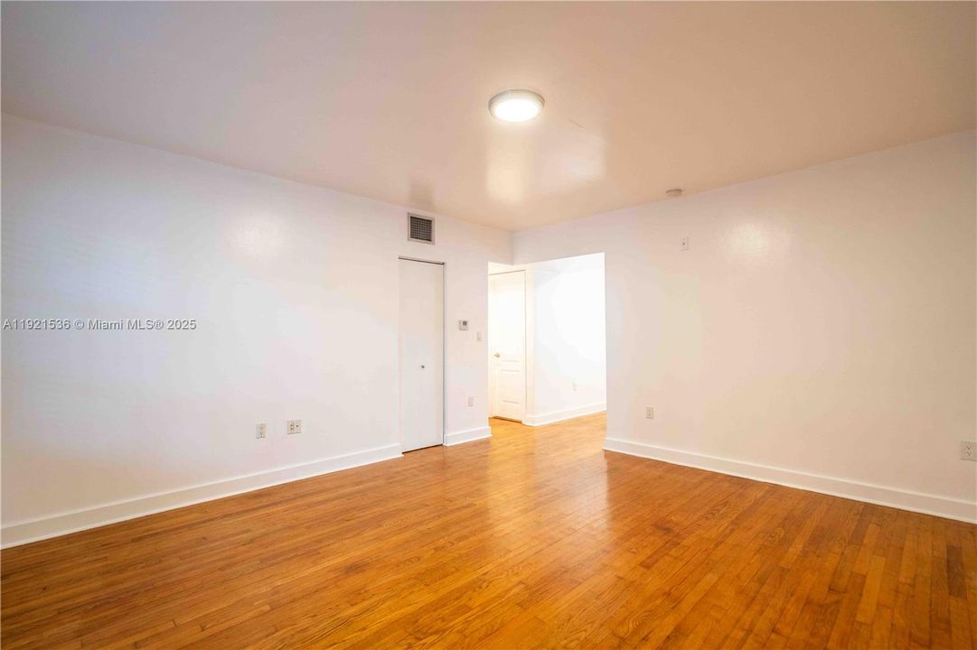 Active With Contract: $2,000 (0 beds, 1 baths, 550 Square Feet)