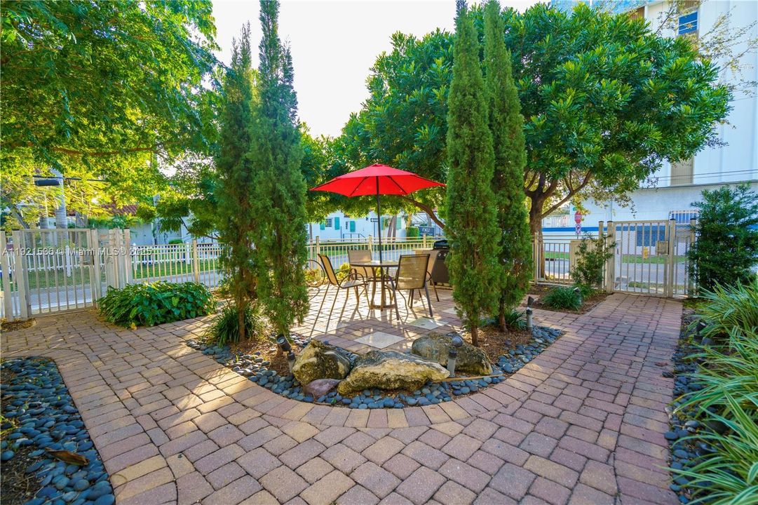 Active With Contract: $2,000 (0 beds, 1 baths, 550 Square Feet)