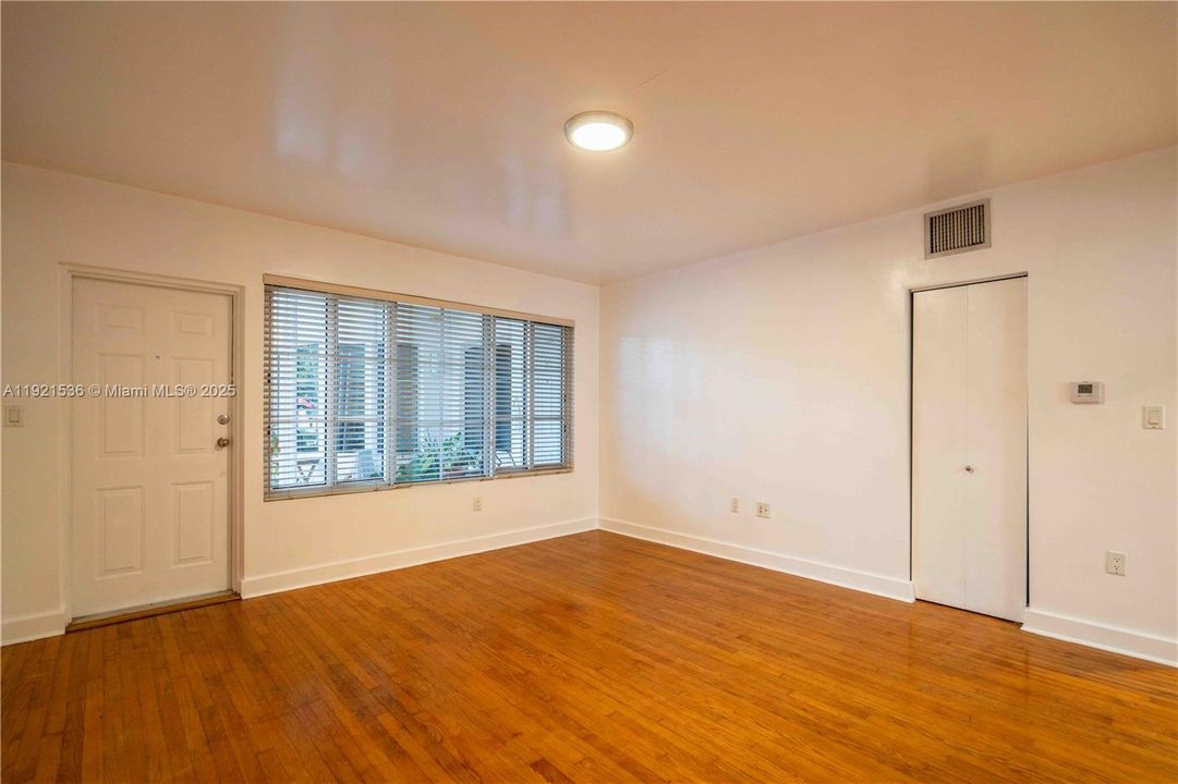 Active With Contract: $2,000 (0 beds, 1 baths, 550 Square Feet)