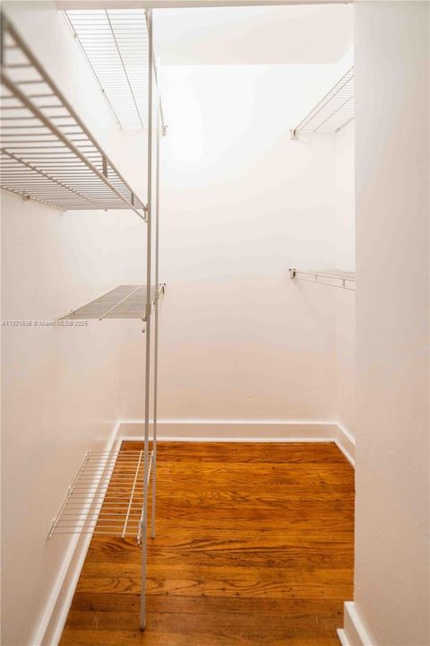 Active With Contract: $2,000 (0 beds, 1 baths, 550 Square Feet)