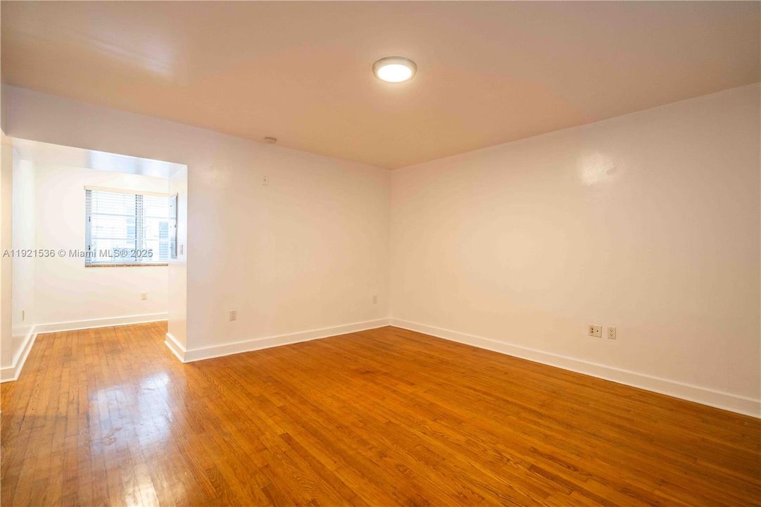 Active With Contract: $2,000 (0 beds, 1 baths, 550 Square Feet)