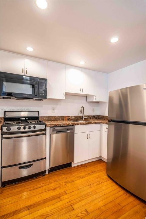 Active With Contract: $2,000 (0 beds, 1 baths, 550 Square Feet)