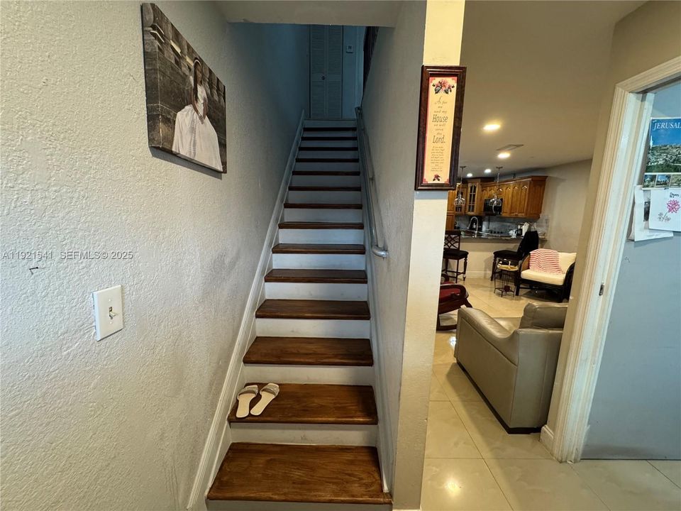 For Sale: $390,000 (3 beds, 2 baths, 1173 Square Feet)