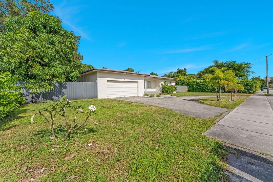 For Sale: $825,000 (3 beds, 3 baths, 1614 Square Feet)