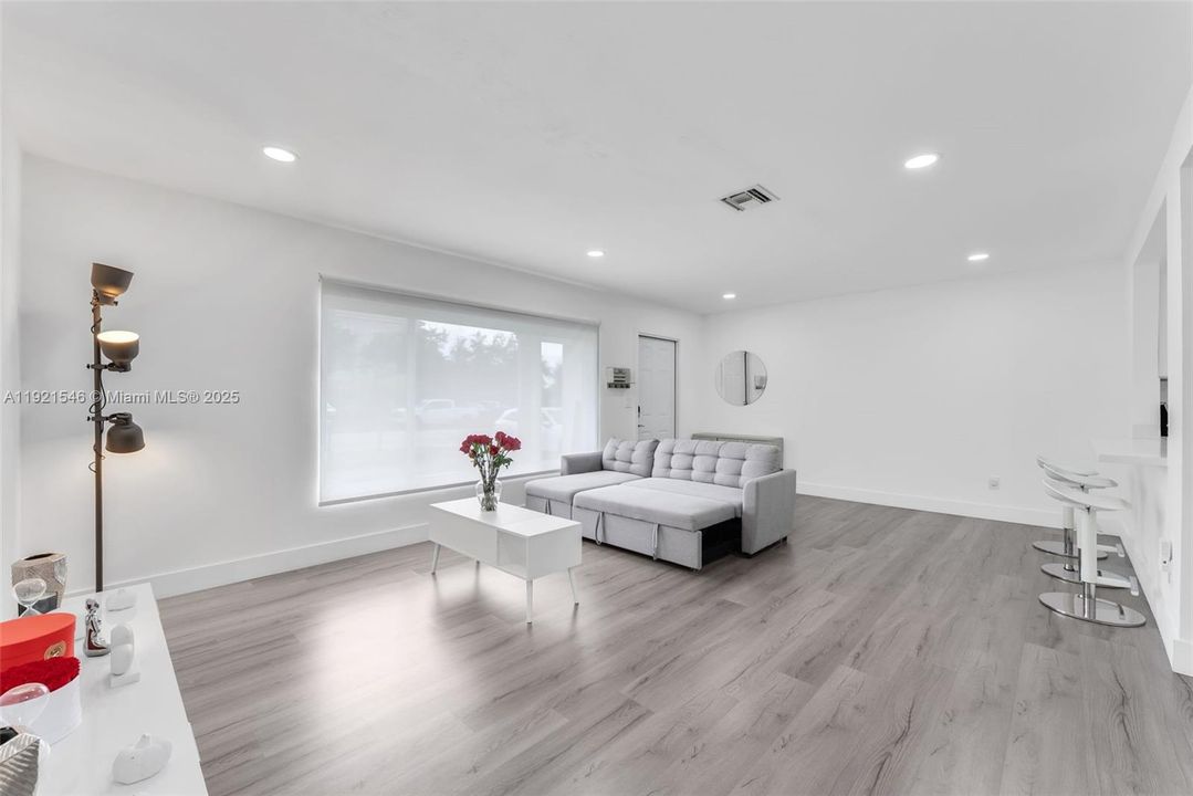 For Sale: $825,000 (3 beds, 3 baths, 1614 Square Feet)