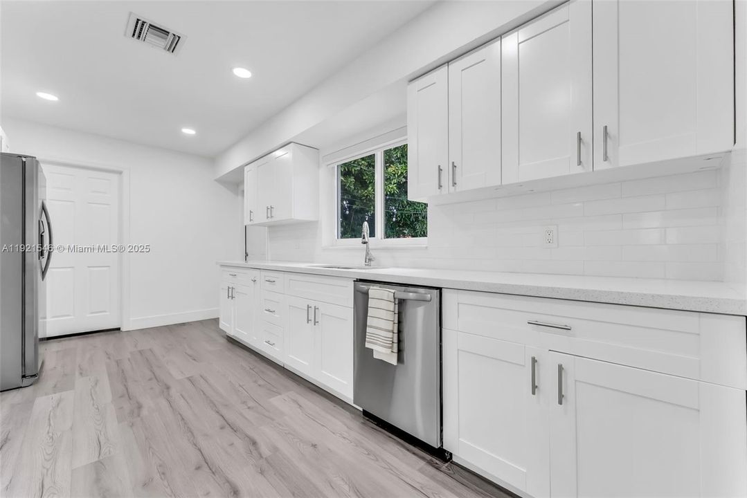 For Sale: $825,000 (3 beds, 3 baths, 1614 Square Feet)