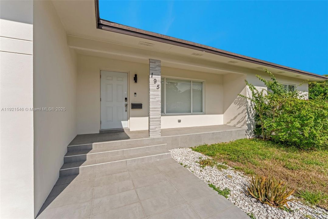 For Sale: $825,000 (3 beds, 3 baths, 1614 Square Feet)